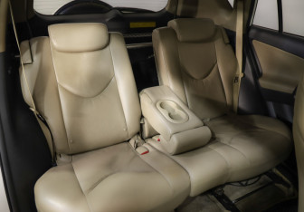 Подержанный автомобиль Toyota RAV4 2011 года (23 фото)