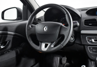 Подержанный автомобиль Renault Megane Hatchback 2010 года (15 фото)