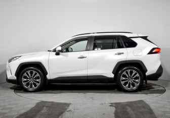 Подержанный автомобиль Toyota RAV4 2020 года (8 фото)