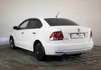 Подержанный автомобиль Volkswagen Polo Sedan 2014 года (7 фото)
