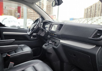 Подержанный автомобиль Peugeot Traveller 2018 года (32 фото)
