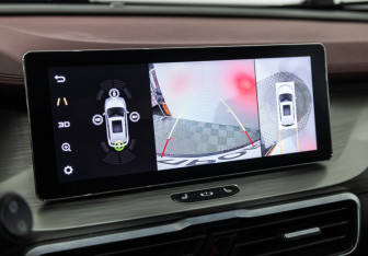 Подержанный автомобиль Geely Coolray 2023 года (18 фото)