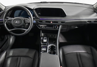 Подержанный автомобиль Hyundai Sonata 2020 года (15 фото)