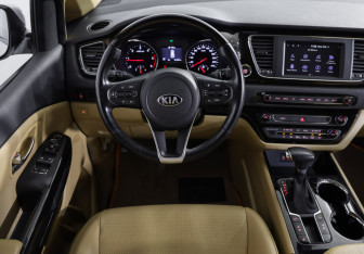 Подержанный автомобиль Kia Carnival 2018 года (10 фото)