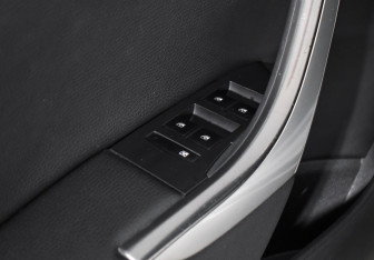 Подержанный автомобиль Opel Astra Hatchback 2011 года (10 фото)