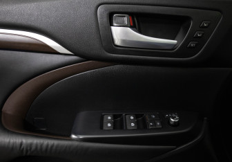 Подержанный автомобиль Toyota Highlander 2015 года (18 фото)