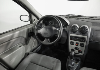 Подержанный автомобиль Renault Logan Sedan 2007 года (9 фото)