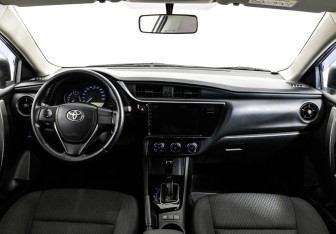 Подержанный автомобиль Toyota Corolla Sedan 2018 года (10 фото)