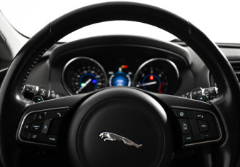 Подержанный автомобиль Jaguar F-Pace 2016 года (20 фото)