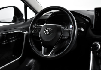 Подержанный автомобиль Toyota RAV4 2020 года (15 фото)