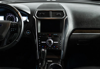 Подержанный автомобиль Ford Explorer 2018 года (14 фото)