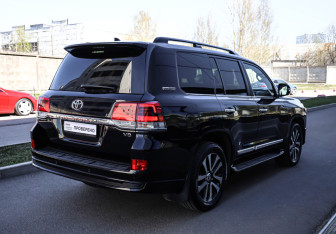 Подержанный автомобиль Toyota Land Cruiser Suv 2019 года (7 фото)