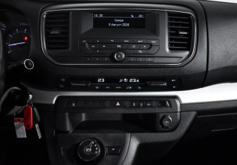 Подержанный автомобиль Peugeot Traveller 2018 года (17 фото)