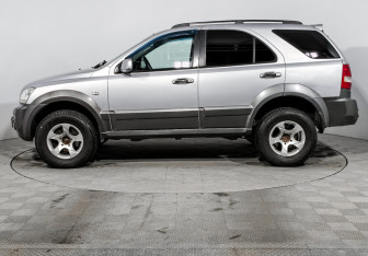 Подержанный автомобиль Kia Sorento 2006 года (8 фото)