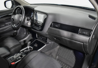 Подержанный автомобиль Mitsubishi Outlander 2019 года (12 фото)