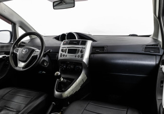 Подержанный автомобиль Toyota Verso 2011 года (9 фото)