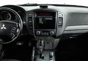 Подержанный автомобиль Mitsubishi Pajero 2011 года (14 фото)