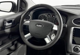 Подержанный автомобиль Ford Focus Sedan 2006 года (16 фото)