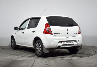 Подержанный автомобиль Renault Sandero 2012 года (7 фото)