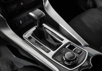 Подержанный автомобиль Mitsubishi Pajero Sport 2017 года (11 фото)