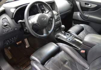 Подержанный автомобиль Infiniti QX70 2013 года (10 фото)