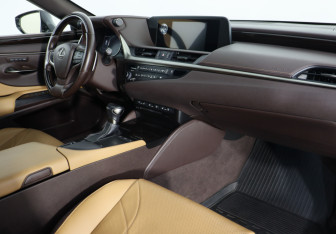 Подержанный автомобиль Lexus ES 2018 года (9 фото)