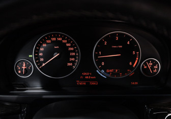 Подержанный автомобиль BMW X5 2015 года (18 фото)
