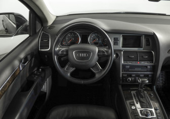 Подержанный автомобиль Audi Q7 2014 года (10 фото)