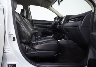Подержанный автомобиль Mitsubishi Outlander 2022 года (23 фото)
