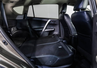 Подержанный автомобиль Toyota RAV4 2017 года (23 фото)