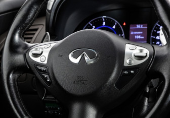 Подержанный автомобиль Infiniti QX70 2015 года (11 фото)