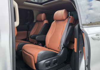 Подержанный автомобиль Kia Carnival 2021 года (13 фото)