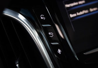 Подержанный автомобиль Cadillac Escalade Suv 2016 года (17 фото)