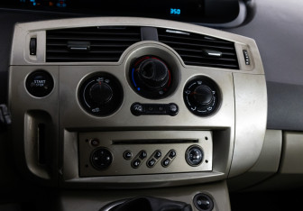 Подержанный автомобиль Renault Scenic 2006 года (12 фото)
