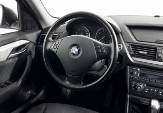 Подержанный автомобиль BMW X1 2014 года (15 фото)