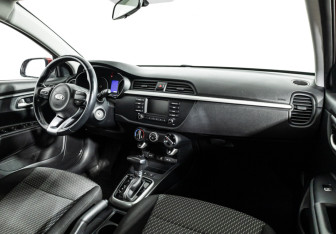 Подержанный автомобиль Kia Rio Sedan 2018 года (9 фото)