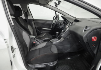 Подержанный автомобиль Peugeot 308 Hatchback 2011 года (17 фото)