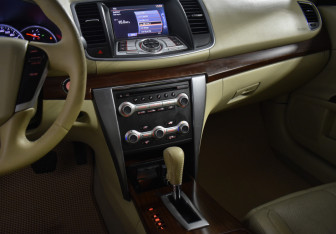 Подержанный автомобиль Nissan Teana 2011 года (24 фото)