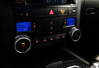 Подержанный автомобиль Volkswagen Touareg 2006 года (14 фото)