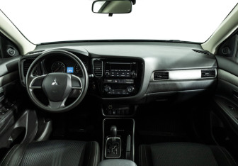 Подержанный автомобиль Mitsubishi Outlander 2018 года (13 фото)