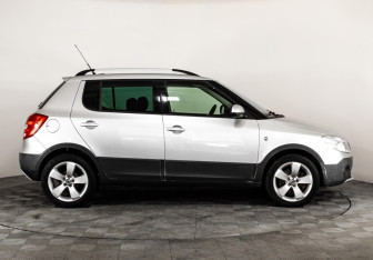 Подержанный автомобиль Skoda Fabia Hatchback 2011 года (4 фото)