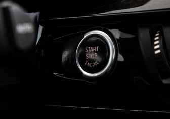 Подержанный автомобиль BMW X6 2015 года (24 фото)
