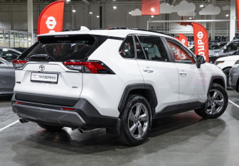 Подержанный автомобиль Toyota RAV4 2021 года (6 фото)