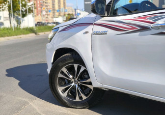 Подержанный автомобиль Toyota Hilux 2021 года (16 фото)