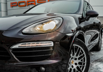 Подержанный автомобиль Porsche Cayenne 2014 года (2 фото)