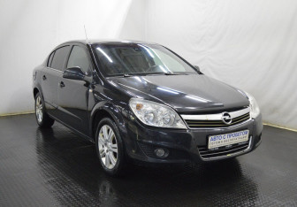 Подержанный автомобиль Opel Astra Sedan 2010 года (3 фото)
