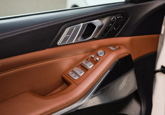 Подержанный автомобиль BMW X7 2021 года (27 фото)