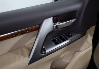 Подержанный автомобиль Toyota Land Cruiser Suv 2013 года (23 фото)