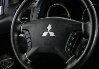 Подержанный автомобиль Mitsubishi Pajero 2012 года (12 фото)