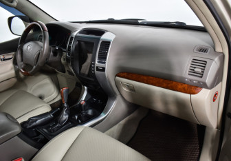 Подержанный автомобиль Toyota Land Cruiser Prado 2007 года (12 фото)